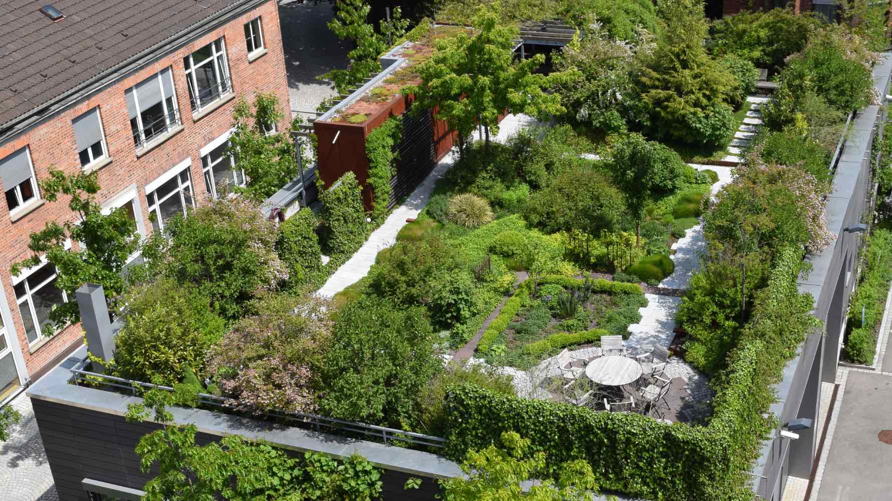 Grüner Garten auf einem Dach